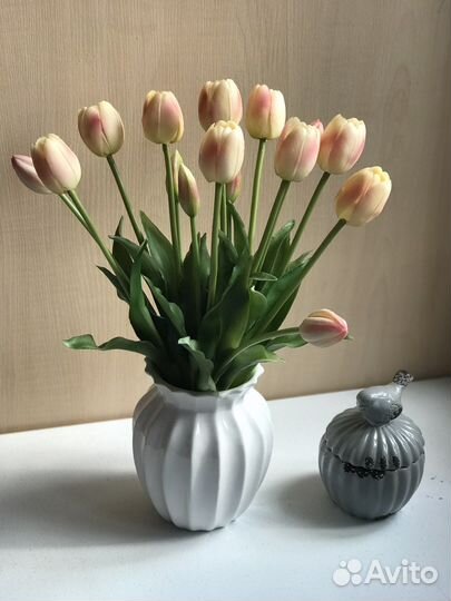 Искусственные цветы в вазе на ножке