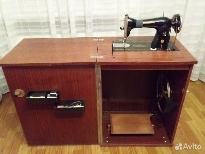 Швейная машина с ножным приводом