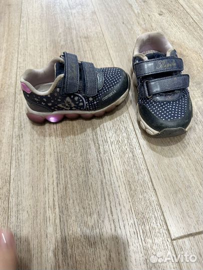 Кроссовки для девочки 24