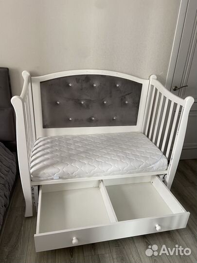 Детская кроватка с маятником 