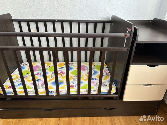 Детская кроватьс пеленальным столиком и шкафами