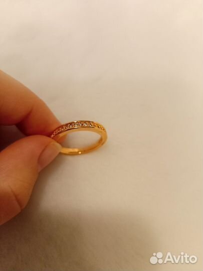 Золотое кольцо с бриллиантом