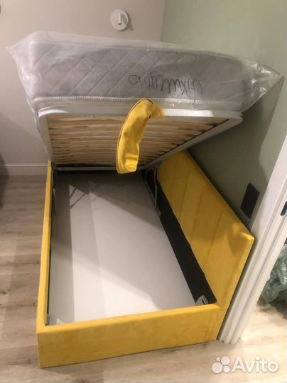 Кровать двухспальная с мягким изголовьем