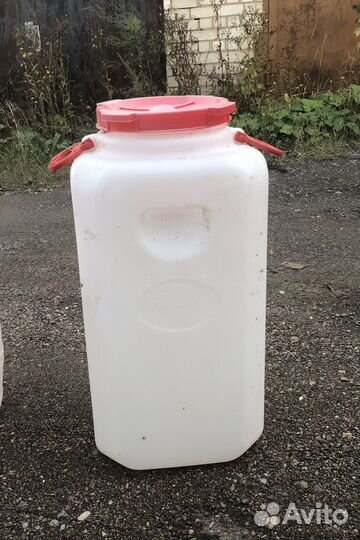 Продам полиэтиленовые баки с крышкой и ручками