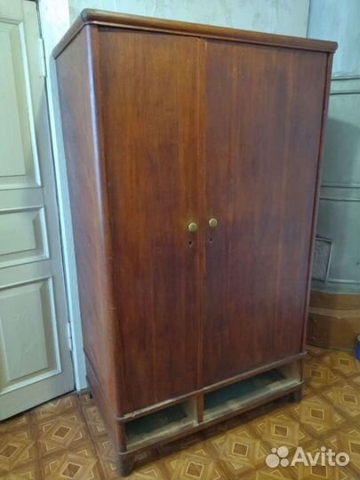 Антикварный шкаф