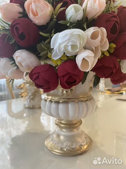 Интерьерные цветы в вазе