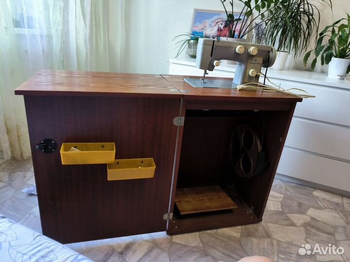 Швейная машина Чайка 142м