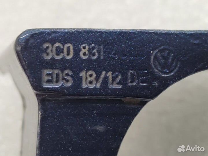 Петля двери передняя правая Volkswagen Passat B7