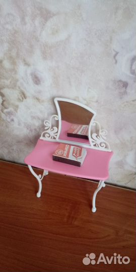 Столик кукольный туалетный