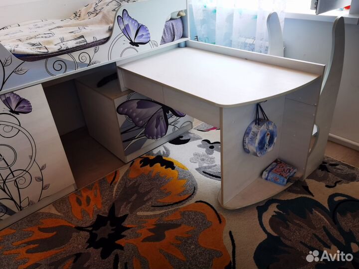 Детская кровать и шкаф