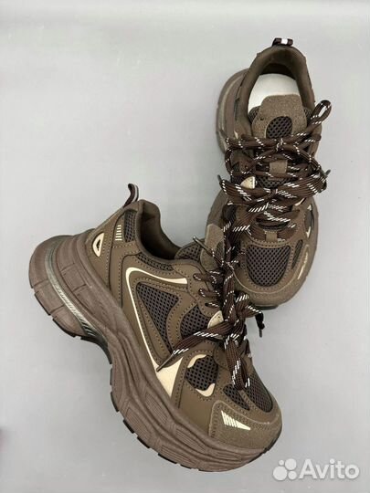 Кроссовки женские в наличии