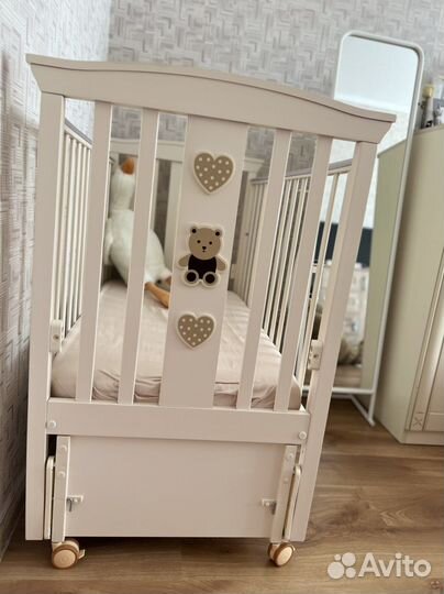 Детская кроватка с продольным маятником