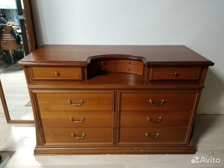 Комод, 2 тумбочки, кровать, зеркало