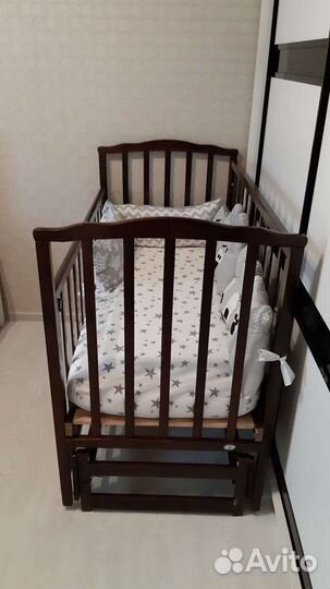 Детская кроватка с маятником