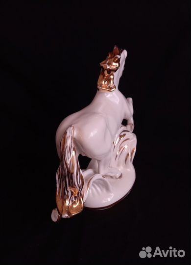 Фарфоровая статуэтка лфз Конь-огонь В\С