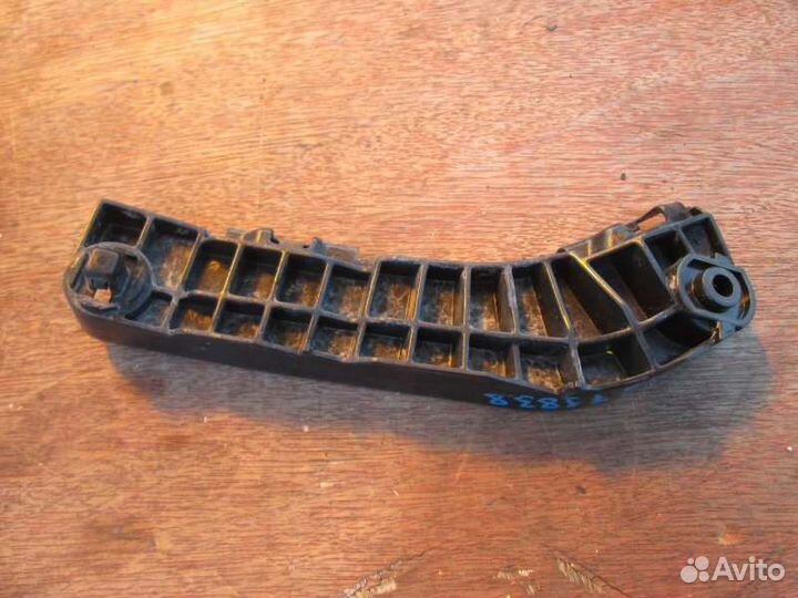 Крепление бампера переднее левое Toyota Camry