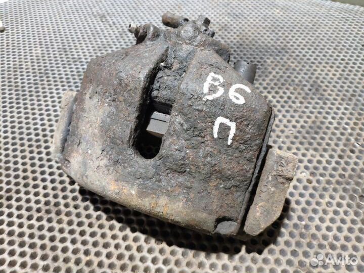 Суппорт передний передний правый Volkswagen Passat