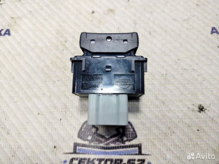 Кнопка обогрева сидений передняя Nissan Juke F15