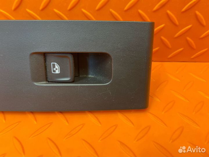 Кнопка стеклоподъемника задняя Skoda Rapid лифтбек