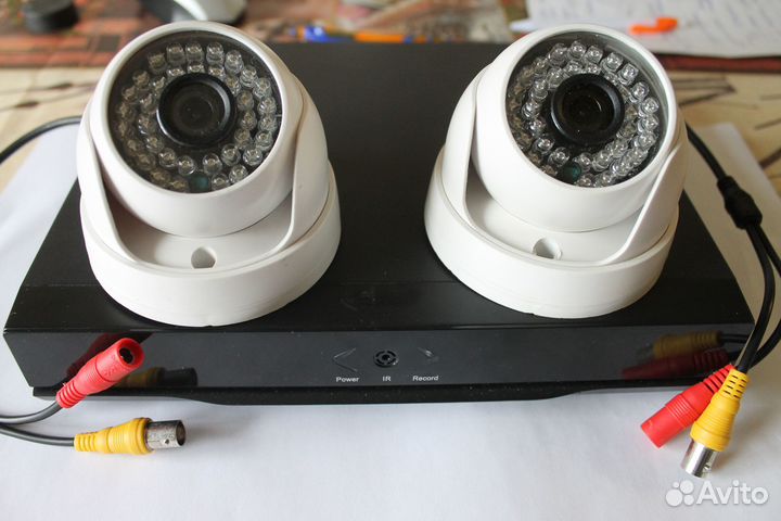 Видеорегистратор 4-х канальный и две видеокамеры