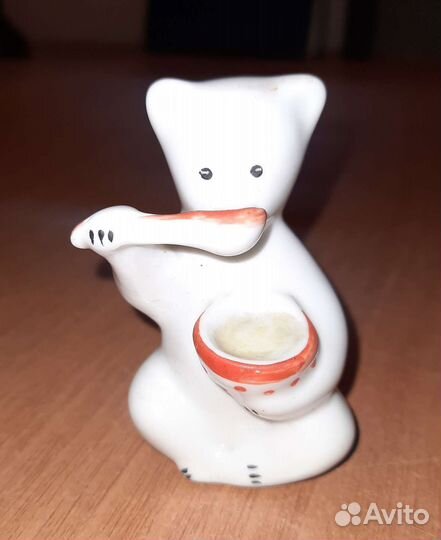 Статуэтка Медвежонок ест мёд, Сысерть, фарфор