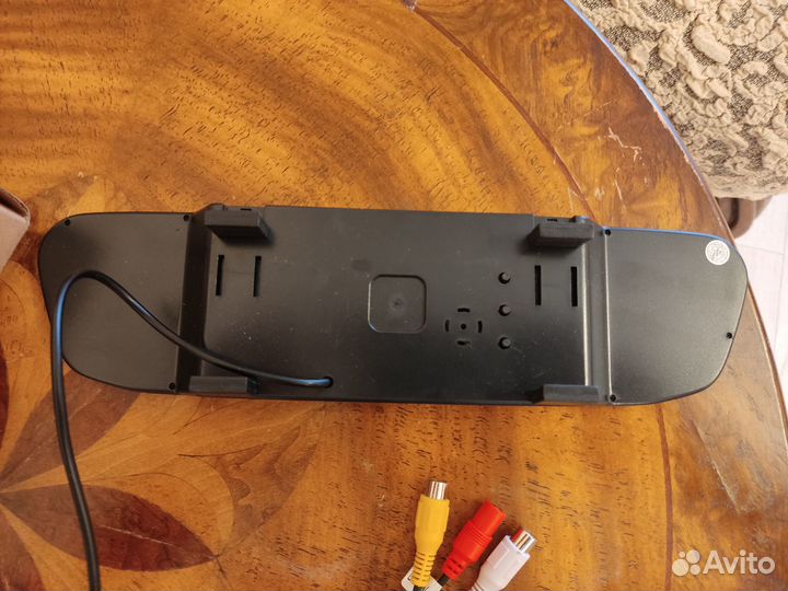 Камера заднего вида с монитором в зеркале