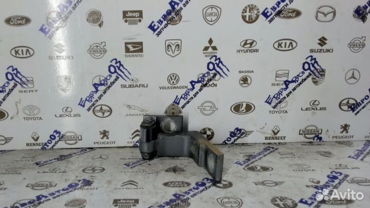 Петля правая верхняя Porsche Cayenne 2003-2010