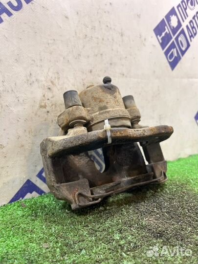 Суппорт передний правый Ford Focus 2 седан 1.6