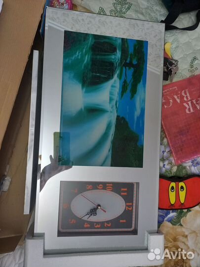 Часы и картина