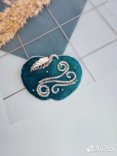 Брошь ручной работы Яблоко