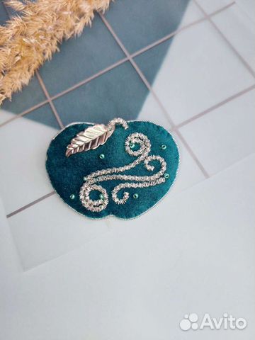 Брошь ручной работы Яблоко