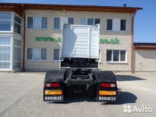 Разбираем тягач Рено