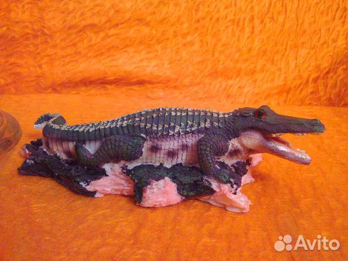 Статуэтки, брелки, зеркальце и шкатулочка