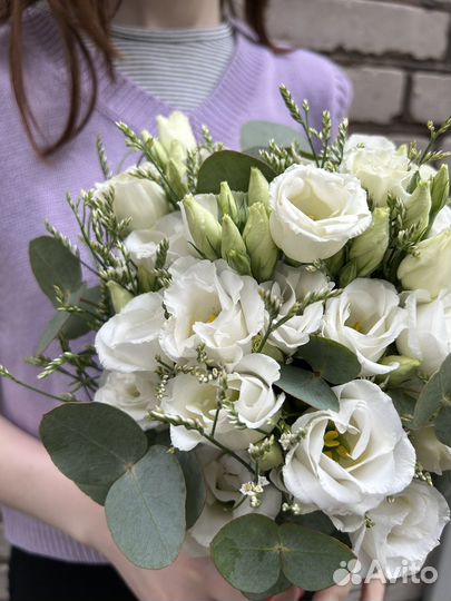 Букет невесты из белой эустомы и лимониума