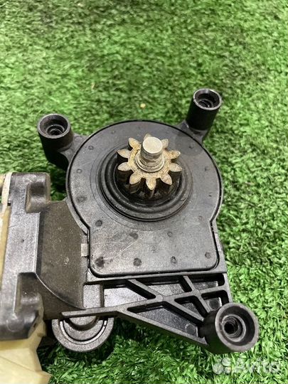 Мотор стеклоподъемника передний правый