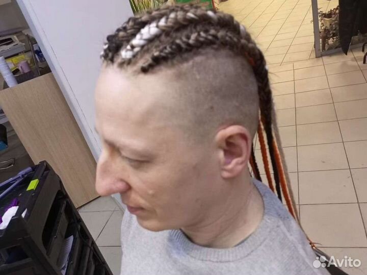 Модель на афрокосы, дреды натуральные