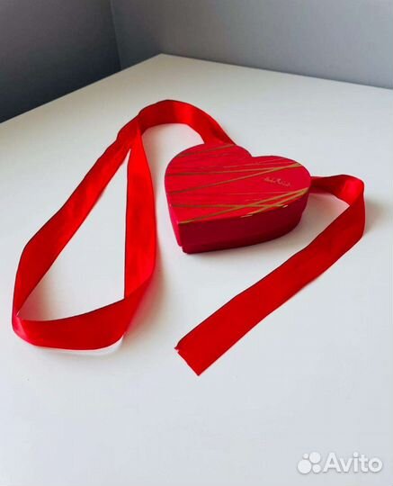 Красная подарочная коробка-сердце Rixos с лентой