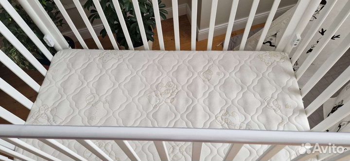 Детская кроватка с маятником, ящиком и матрацем