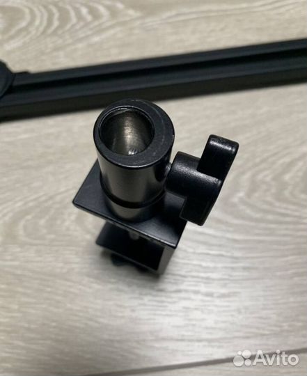 Усиленный пантограф для микрофона