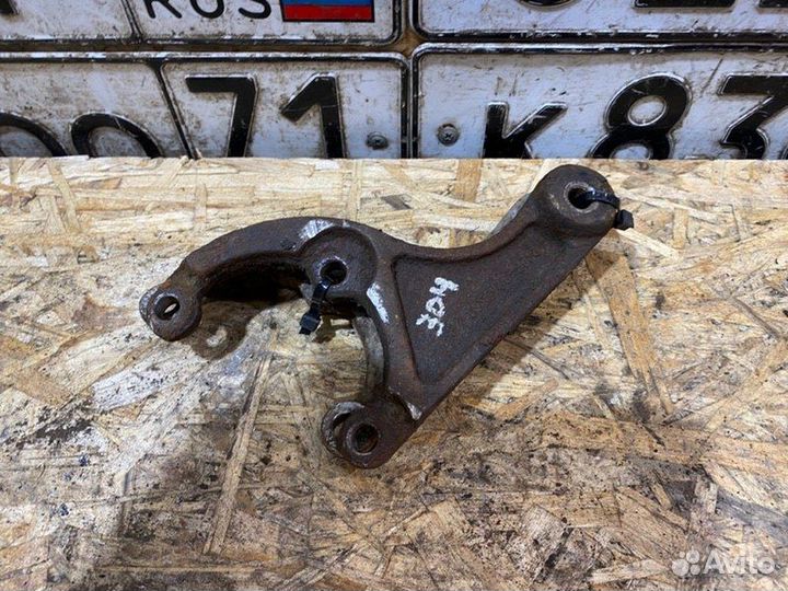 Кронштейн амортизатора Chevrolet Niva 2011