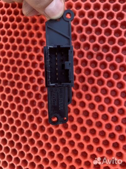 Кнопка аварийки Mitsubishi Carisma дорестайлинг