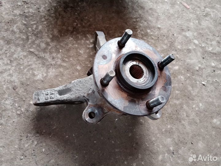 Кулак левый Ланцер 9 (подшипник под замену)