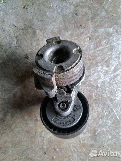 Натяжитель ремня на BMW E65 E66