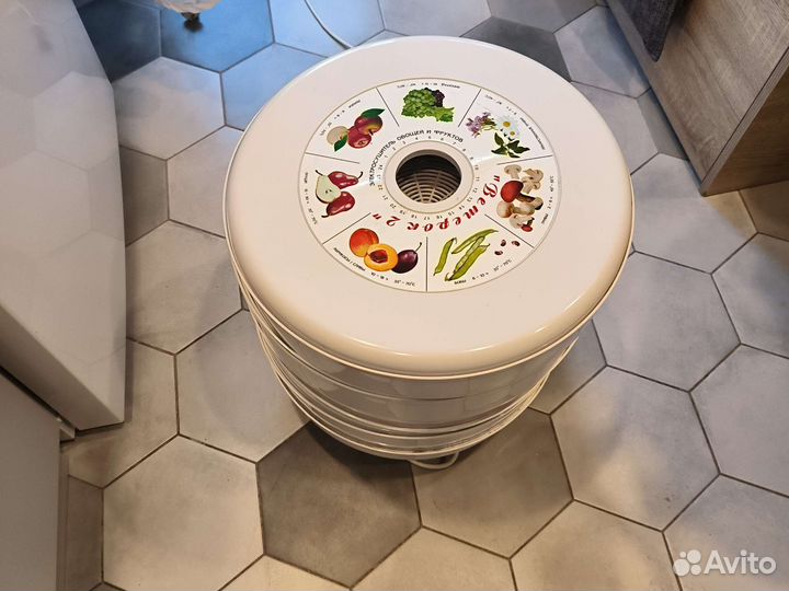 Электросушитель овощей и фруктов '' Ветерок 2