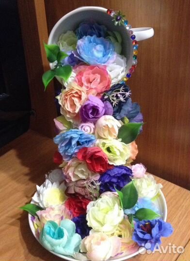 Парящая чашка с цветами