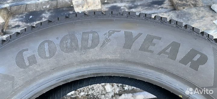 Goodyear UltraGrip 8 Performance 215/60 R17