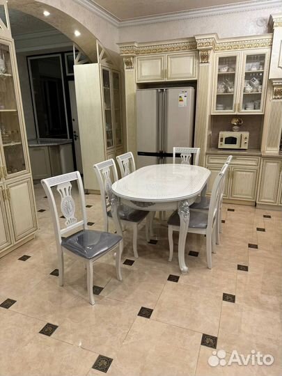 Кухонный стол и стулья новые