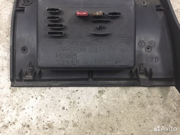 Крышка блока предохранителей Peugeot 307