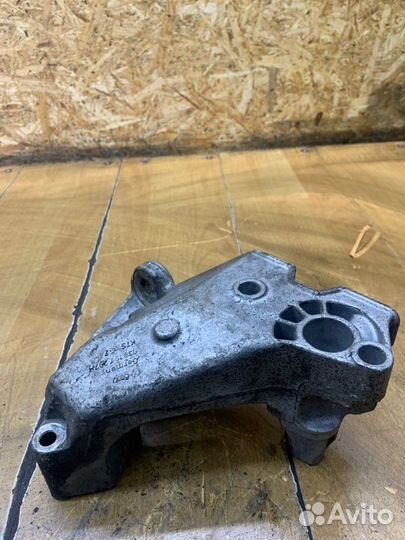 Кронштейн двигателя передний Volkswagen Golf 4 AGN