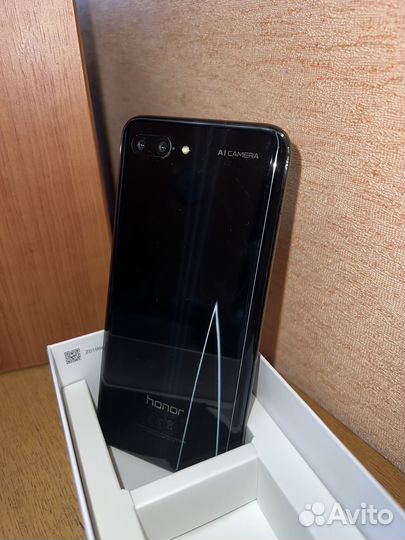 HONOR 10, 4/64 ГБ